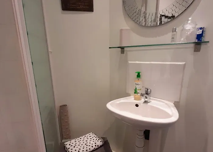 - Numero Cinq Bed & Breakfast 3*